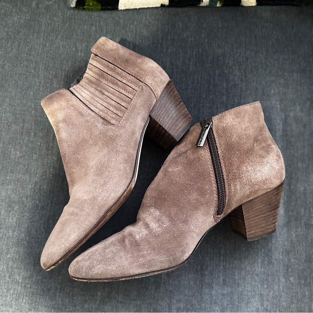 Aquatalia Tan Taupe Suede Leather Stacked Heel Zip Ankle Bootie Boot 8.5 Greige - Picture 5 of 13